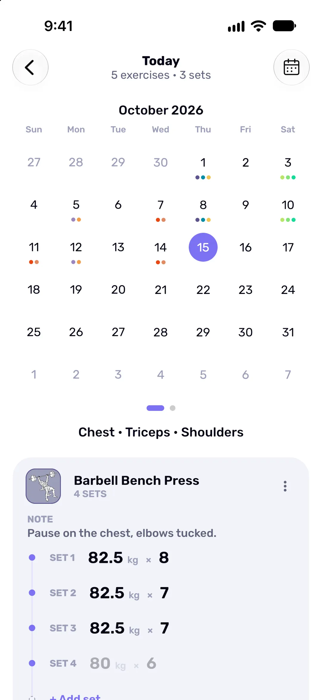 Ein Monatskalender, in dem jeder Trainingstag farbige Punkte für die trainierten Muskelgruppen trägt.