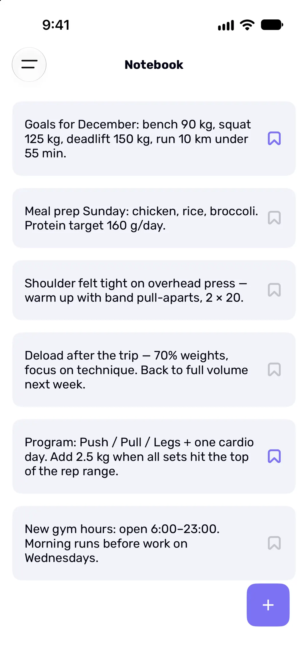 Das Notizbuch mit Trainingsnotizen, einige davon angeheftet.